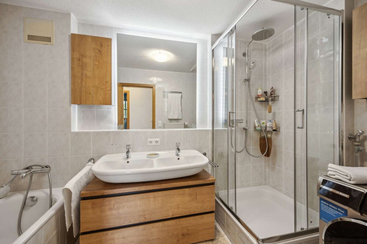 Dusche + Badewanne