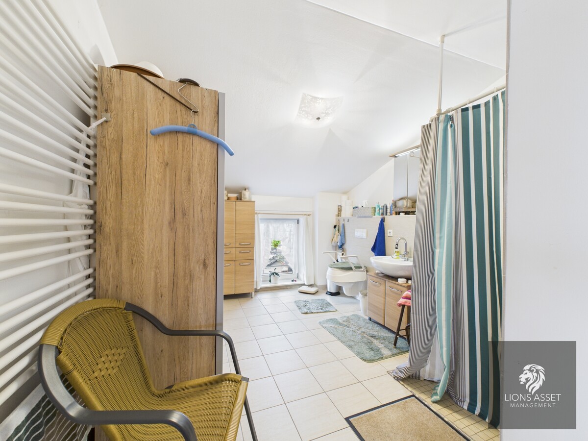 Geräumiges Badezimmer