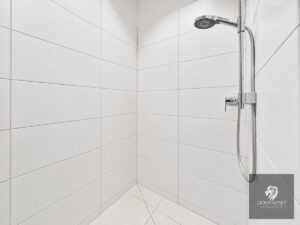 Minimalistisches Bad mit Chromdusche