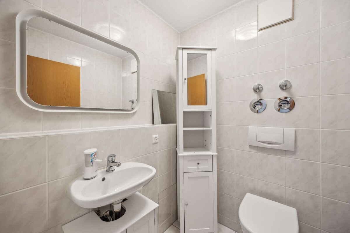 separates WC