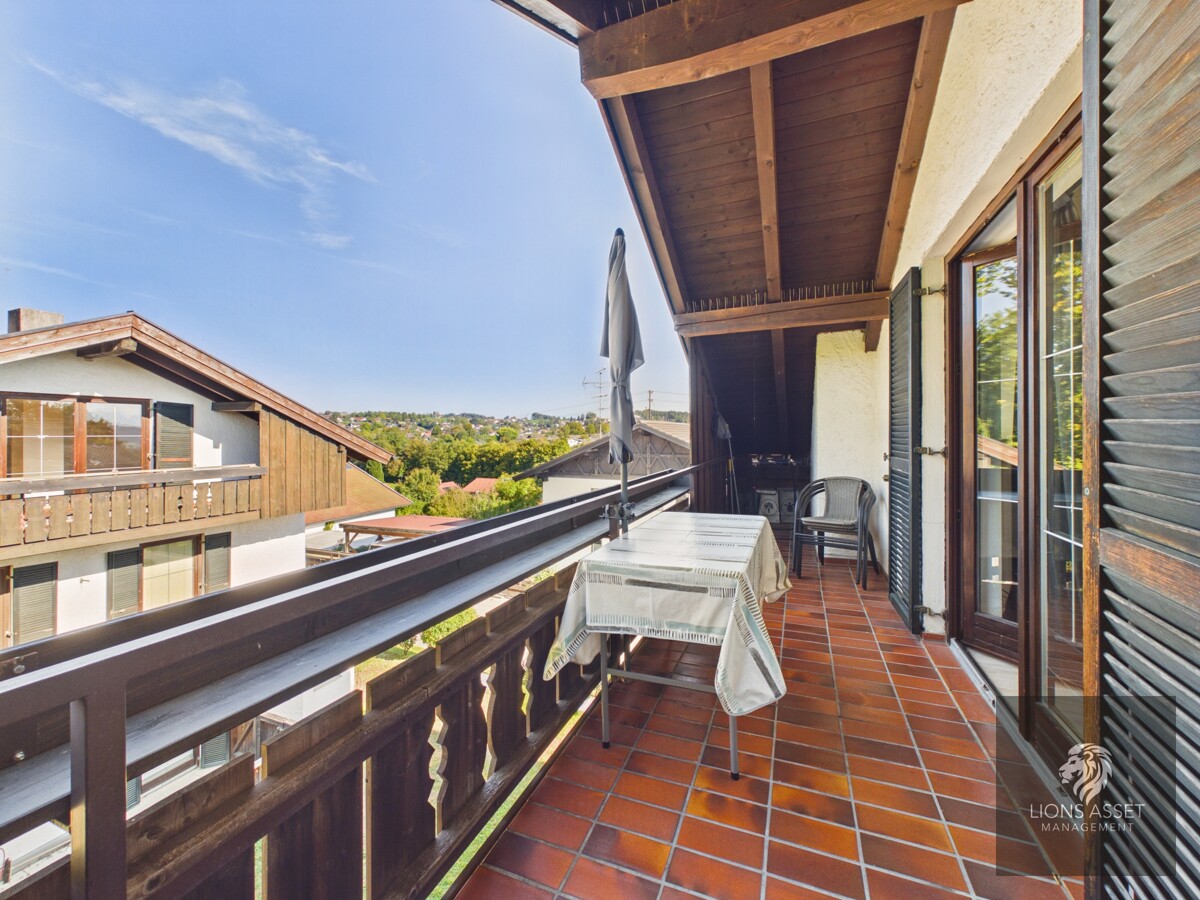 großzügiger Balkon mit Panoramablick