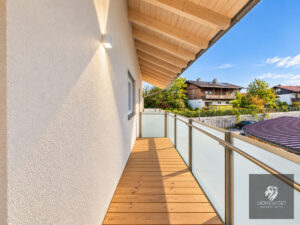 Moderner Balkon mit Alpenblick