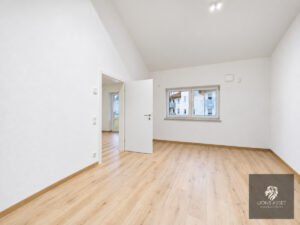 Heller, leerer Raum mit Holzboden
