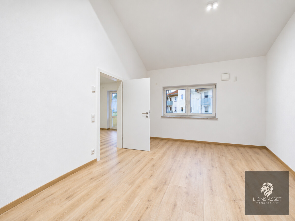 Heller, leerer Raum mit Holzboden