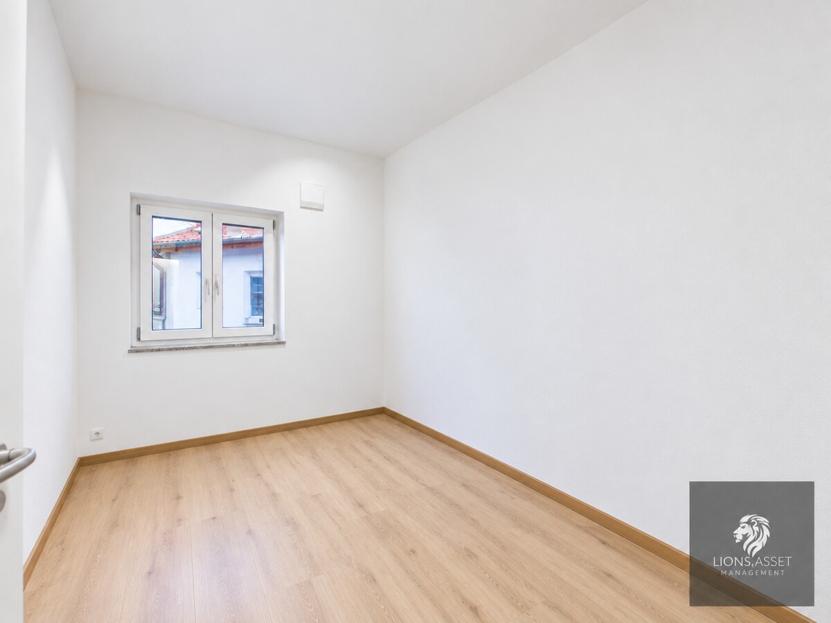 Heller minimalistischer Raum mit Fenster