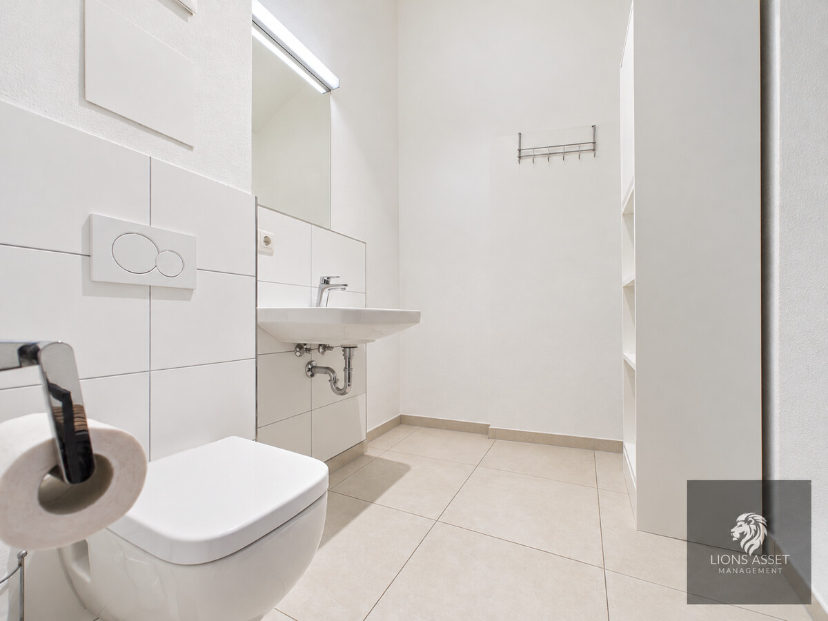 Minimalistisches Badezimmer mit Löwenlogo