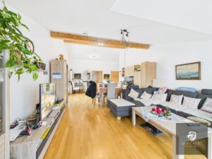 Wohnzimmer mit offener Küche