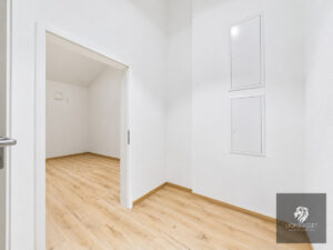 Heller, minimalistischer Hauswirtschaftsraum