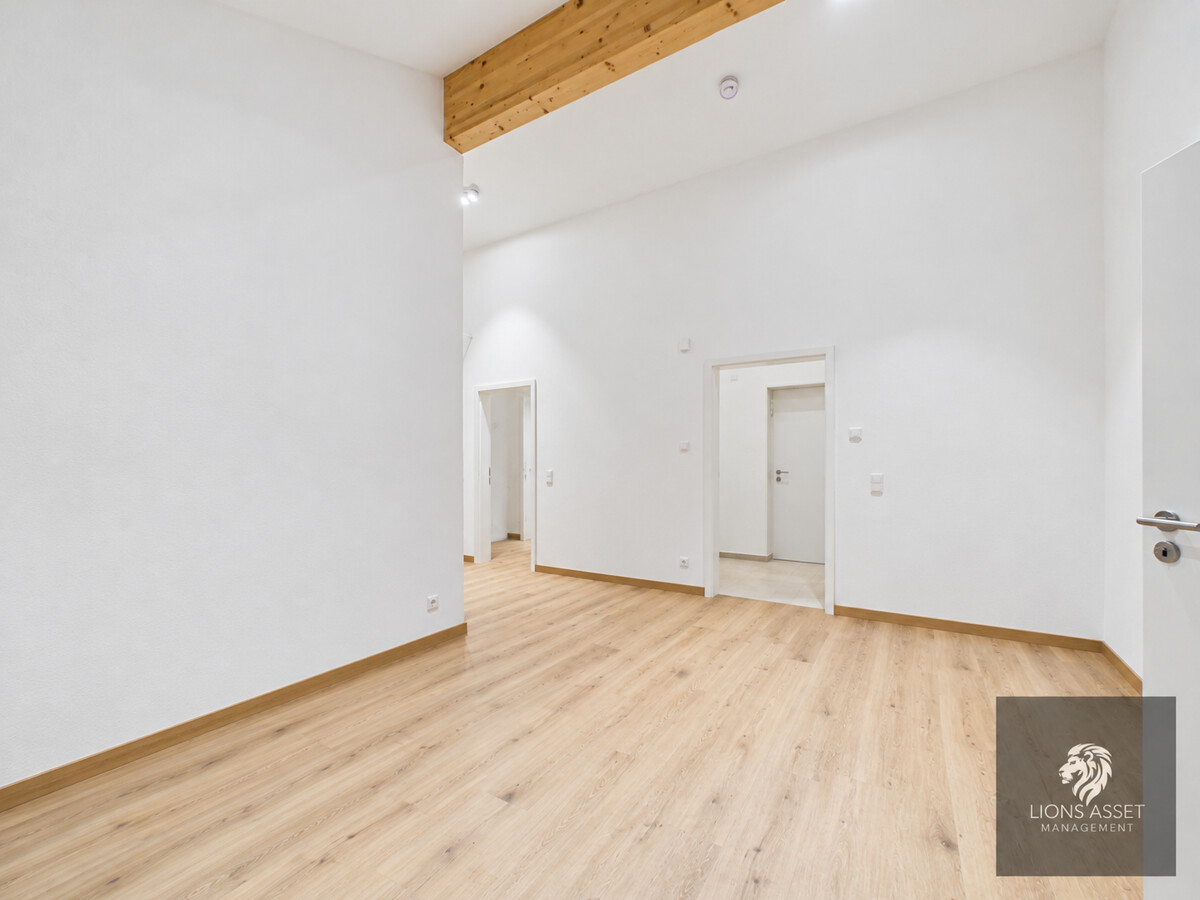 Heller minimalistischer Raum mit Holzdecke