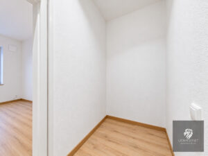Minimalistische Wohnung mit leerer Nische