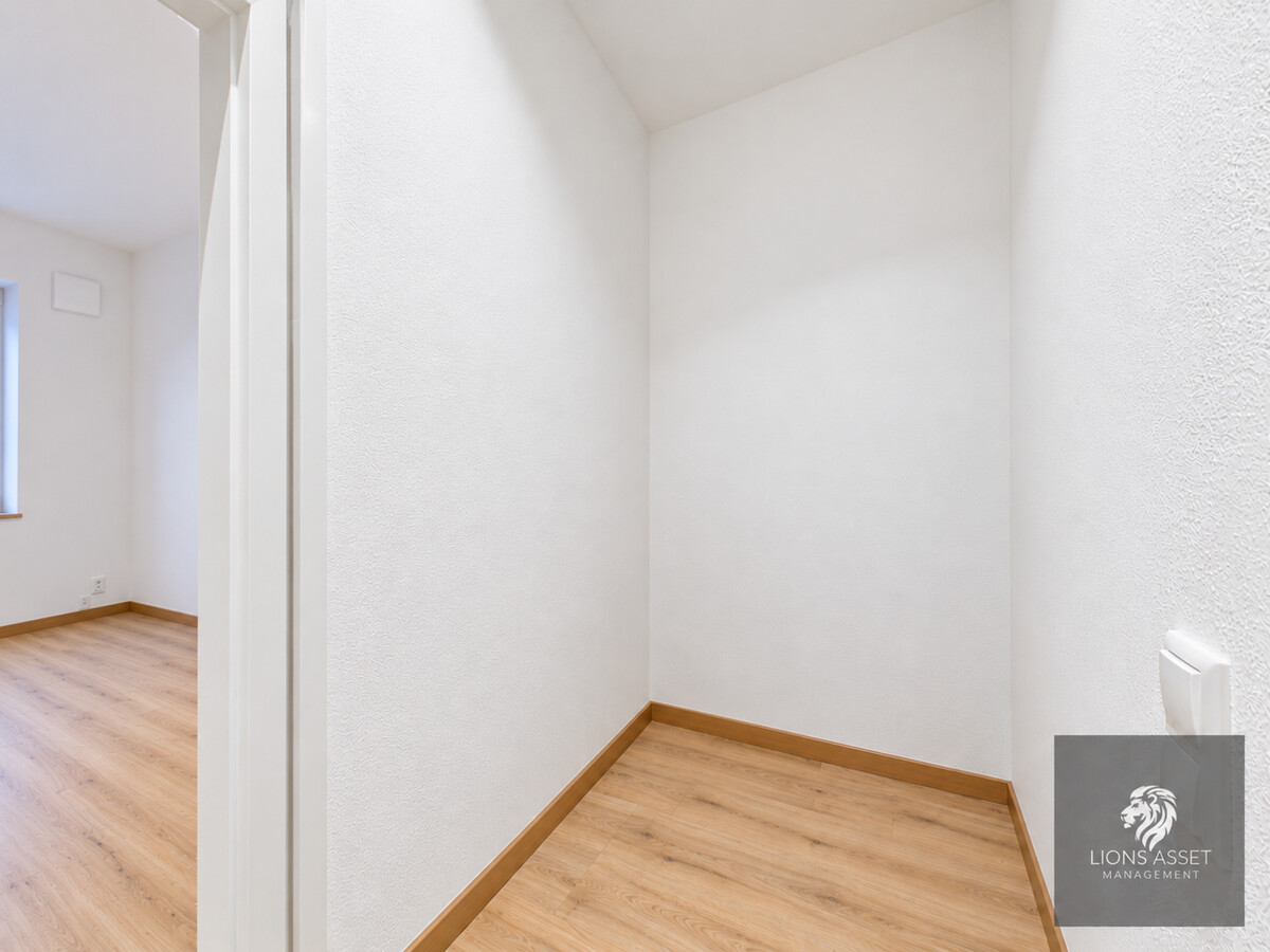 Minimalistische Wohnung mit leerer Nische