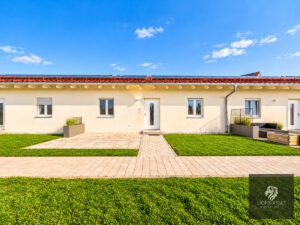 Moderne Reihenhausfassade mit Garten