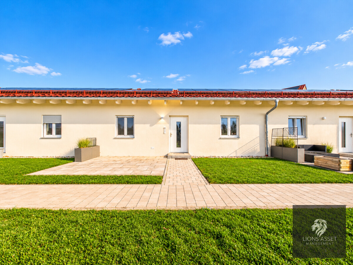 Moderne Reihenhausfassade mit Garten
